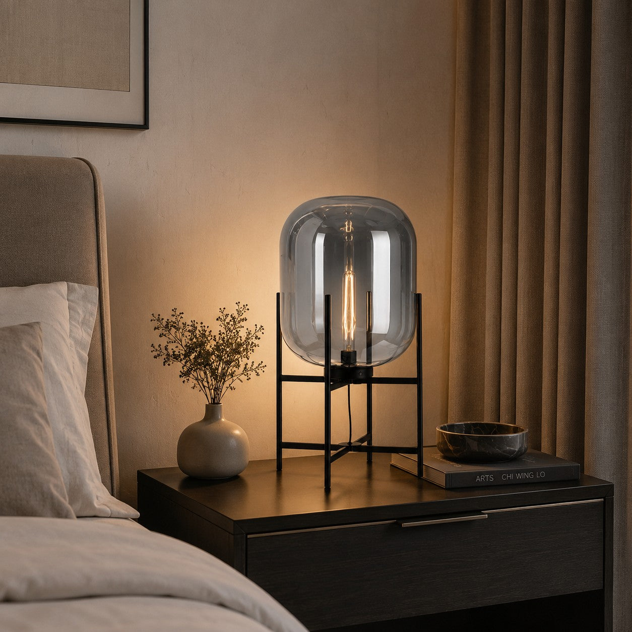 Lampada da tavolo moderna con paralume in vetro soffiato a mano e base in metallo, compatibile con lampadine LED, per camera da letto e ufficio | ribuella