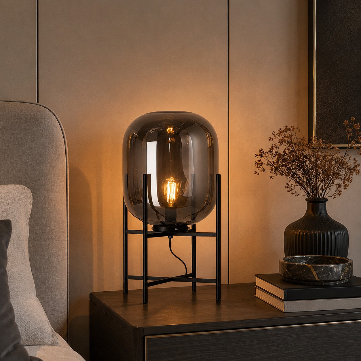 Lampada da tavolo moderna con paralume in vetro soffiato a mano e base in metallo, compatibile con lampadine LED, per camera da letto e ufficio | ribuella