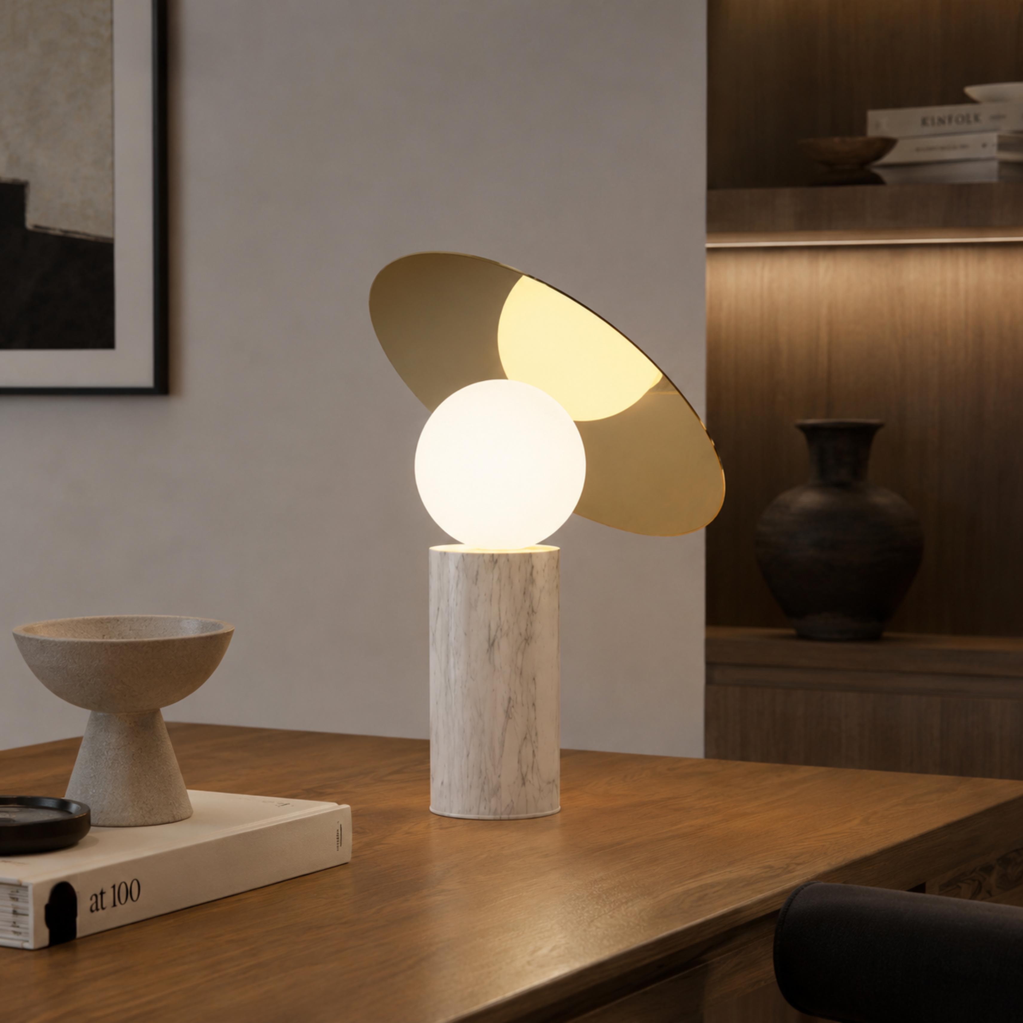 Moderne Tischlampe mit drehbarem Schirm und Marmorbasis für verstellbare Innenbeleuchtung | ribuella