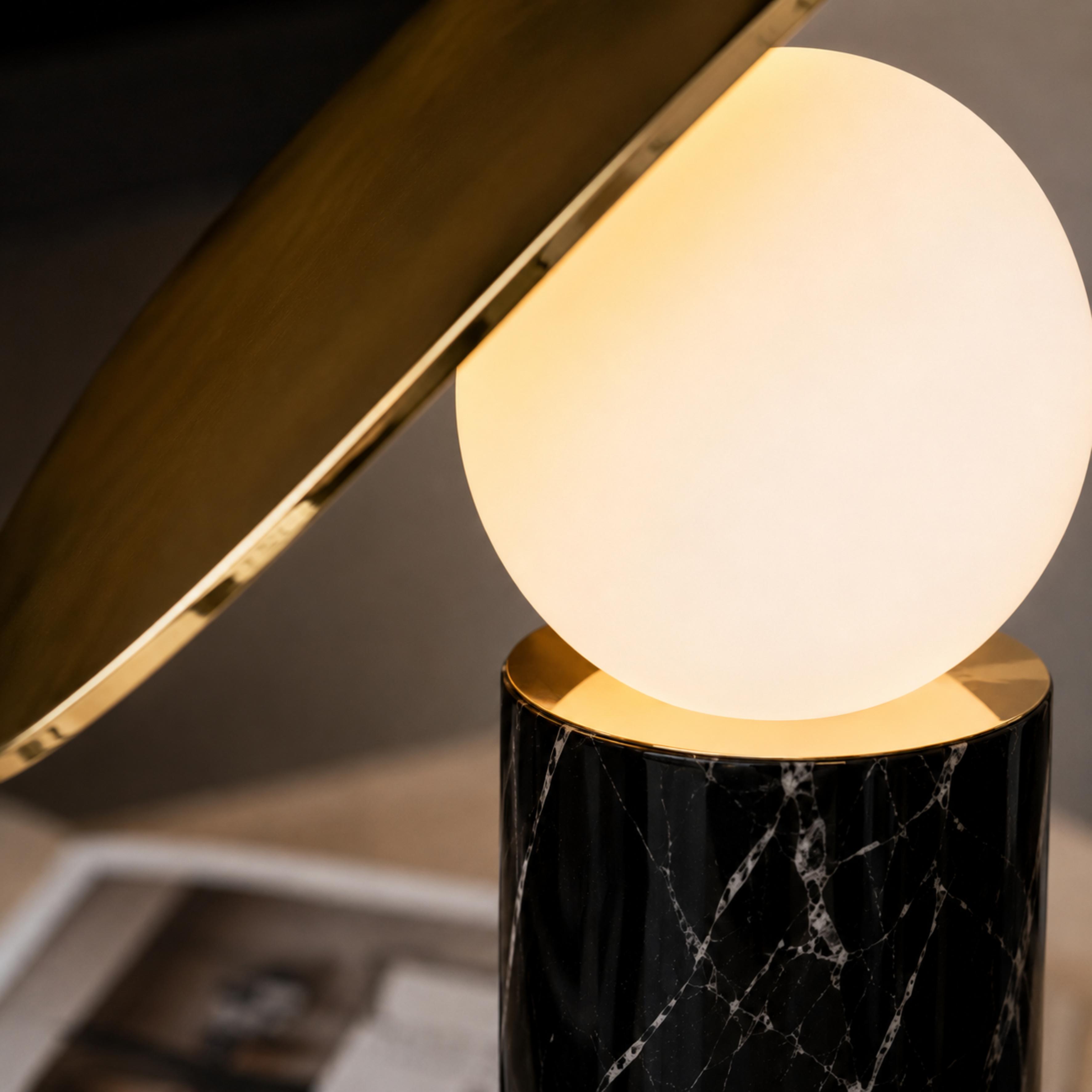Moderne Tischlampe mit drehbarem Schirm und Marmorbasis für verstellbare Innenbeleuchtung | ribuella