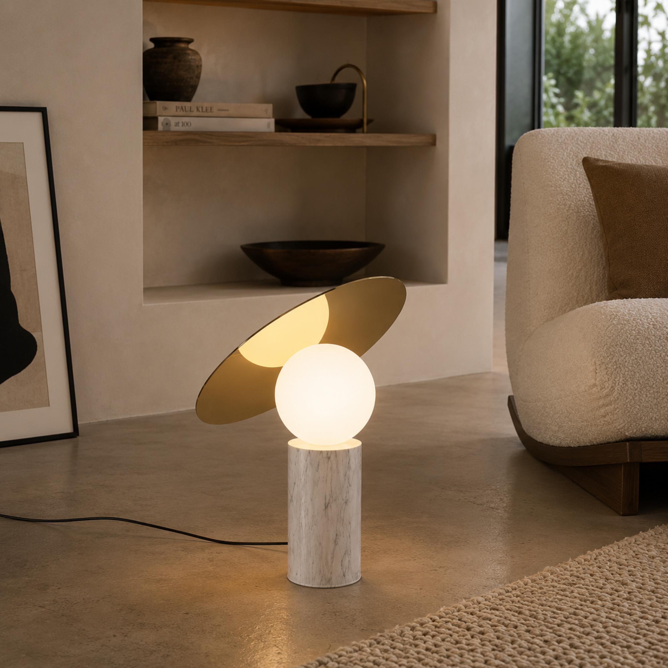 Moderne Tischlampe mit drehbarem Schirm und Marmorbasis für verstellbare Innenbeleuchtung | ribuella