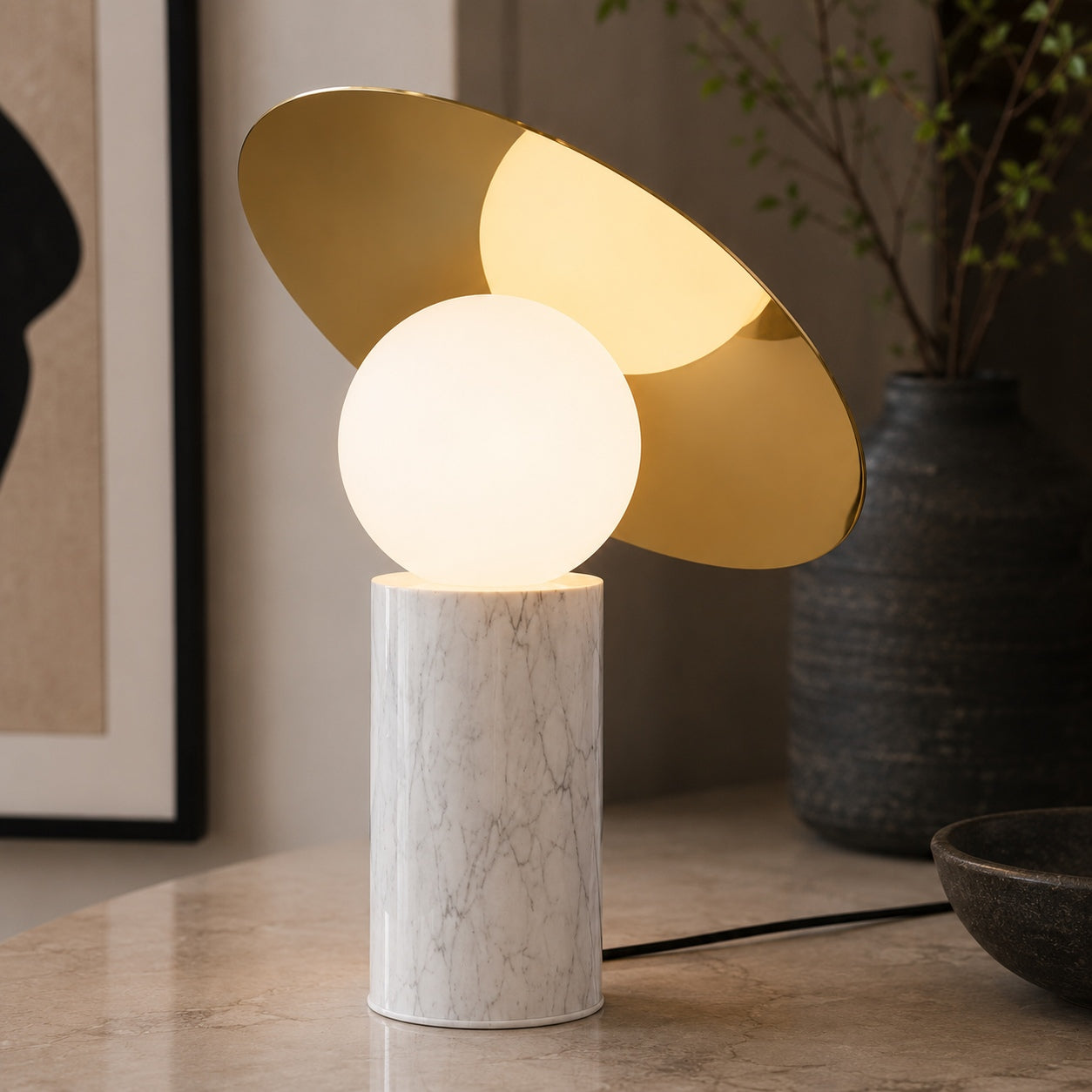 Moderne Tischlampe mit drehbarem Schirm und Marmorbasis für verstellbare Innenbeleuchtung | ribuella