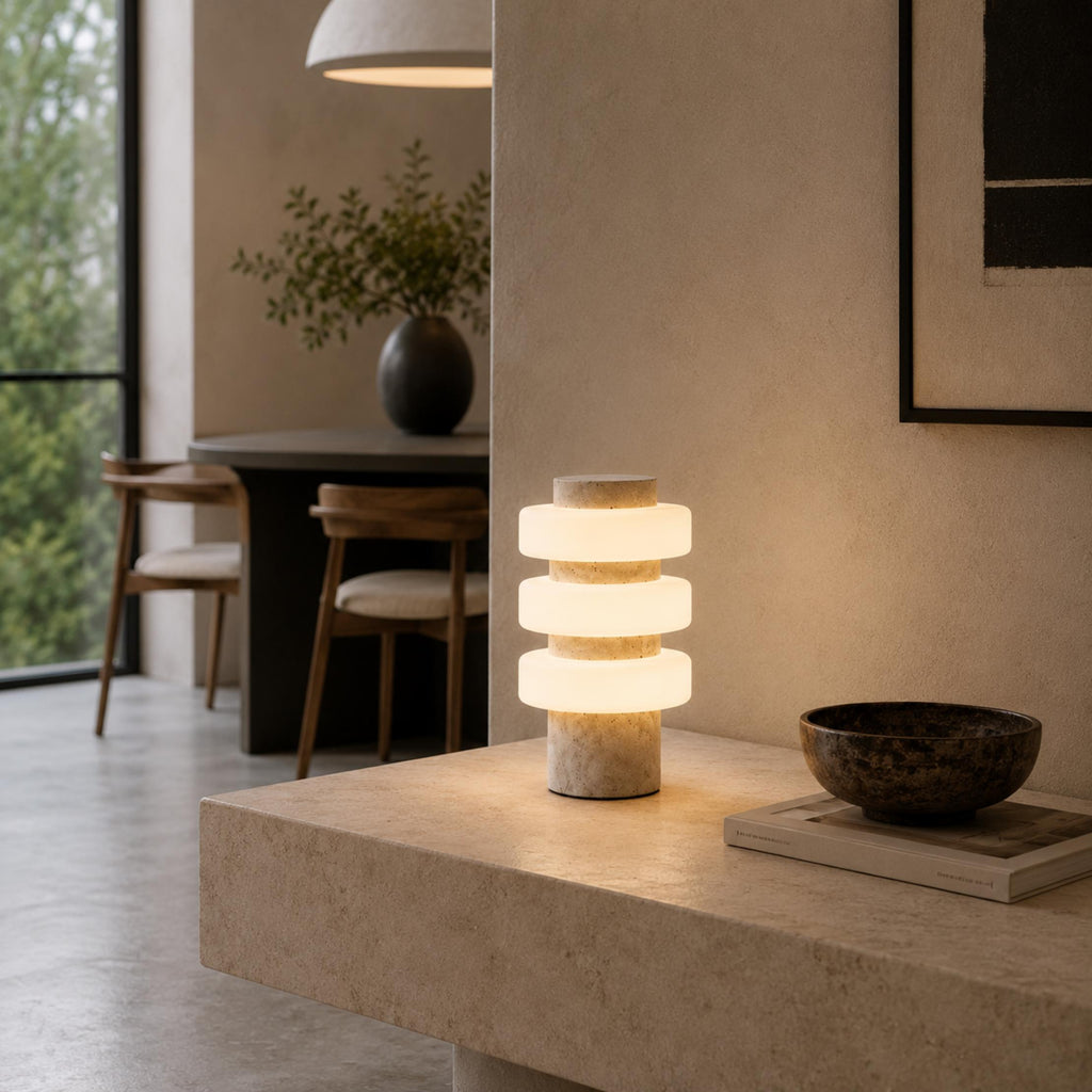 Lampă de masă modernă cu bază din travertin și LED integrat pentru utilizare în interior | ribuella