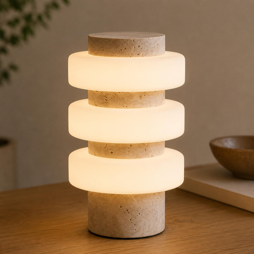 Lampă de masă modernă cu bază din travertin și LED integrat pentru utilizare în interior | ribuella