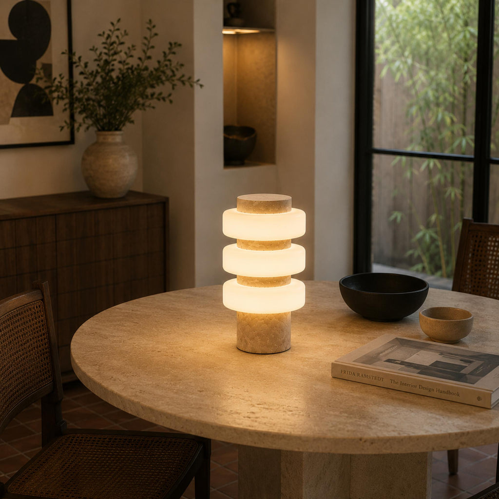 Lampă de masă modernă cu bază din travertin și LED integrat pentru utilizare în interior | ribuella