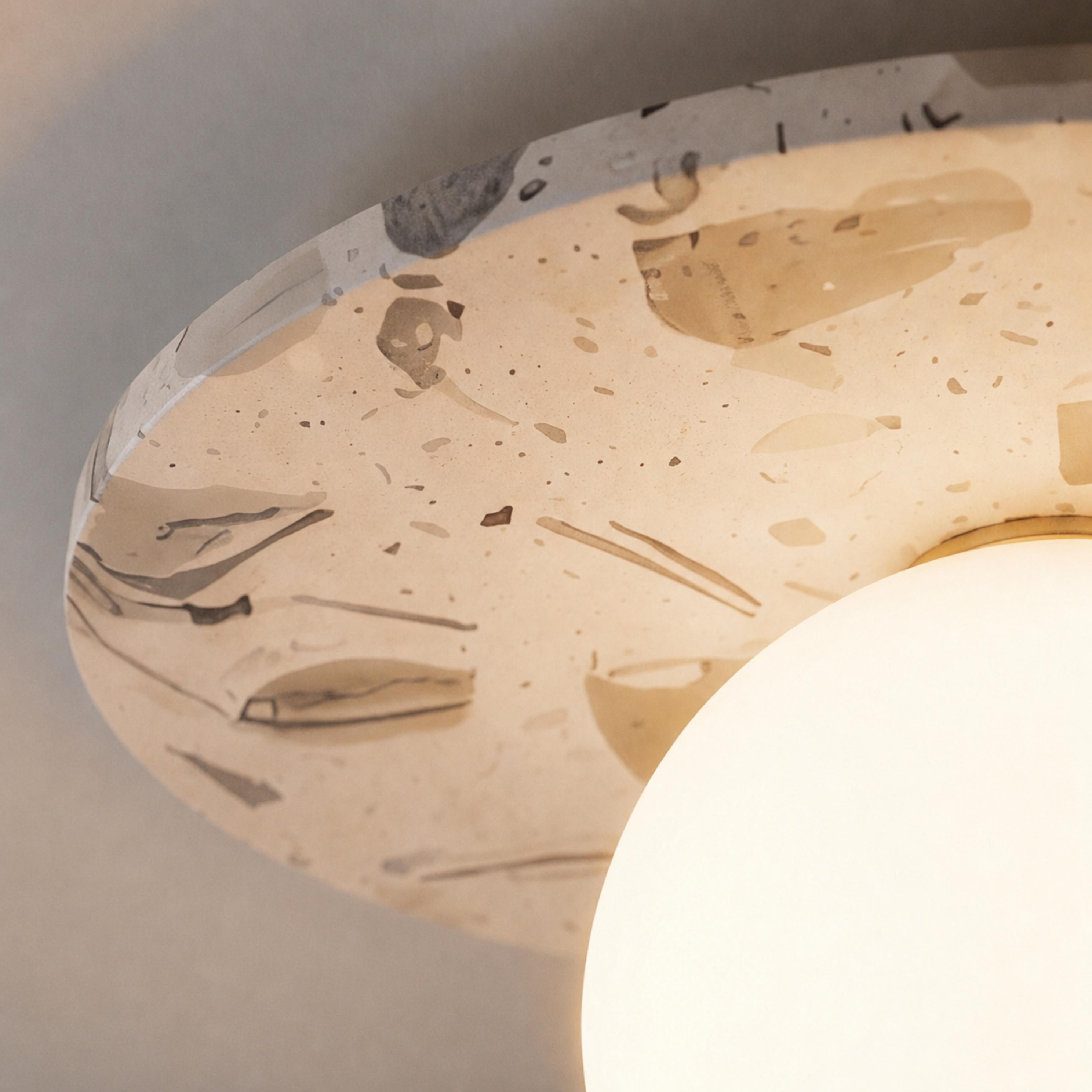 Moderne terrazzo-loftlampe med plan montering, kugleformet glasskærm og kobberdetaljer til stemningsbelysning | ribuella