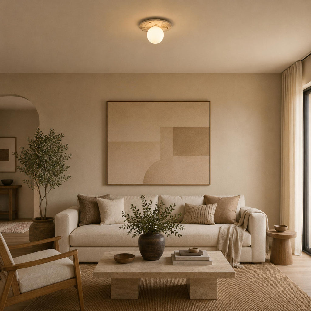 Moderne terrazzo-loftlampe med plan montering, kugleformet glasskærm og kobberdetaljer til stemningsbelysning | ribuella