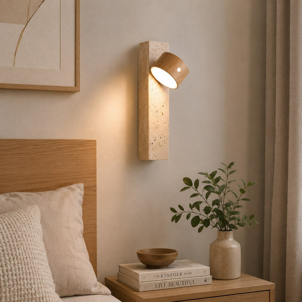 Moderne Holzwandleuchte, verstellbare, USB-betriebene LED-Leuchte mit gelbem Travertinfuß als Wandschandleuchte für Innenräume | ribuella