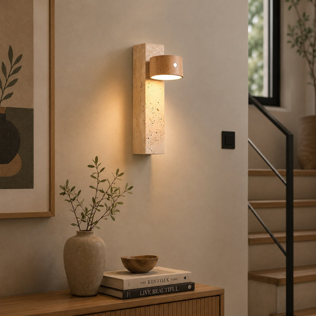 Moderne Holzwandleuchte, verstellbare, USB-betriebene LED-Leuchte mit gelbem Travertinfuß als Wandschandleuchte für Innenräume | ribuella