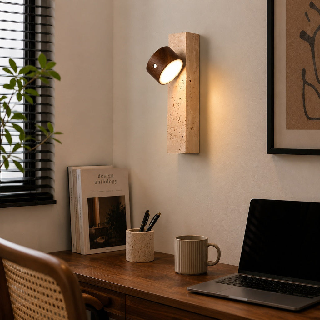 Moderne Holzwandleuchte, verstellbare, USB-betriebene LED-Leuchte mit gelbem Travertinfuß als Wandschandleuchte für Innenräume | ribuella