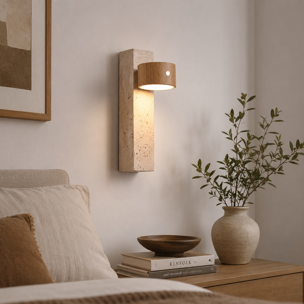 Moderne Holzwandleuchte, verstellbare, USB-betriebene LED-Leuchte mit gelbem Travertinfuß als Wandschandleuchte für Innenräume | ribuella