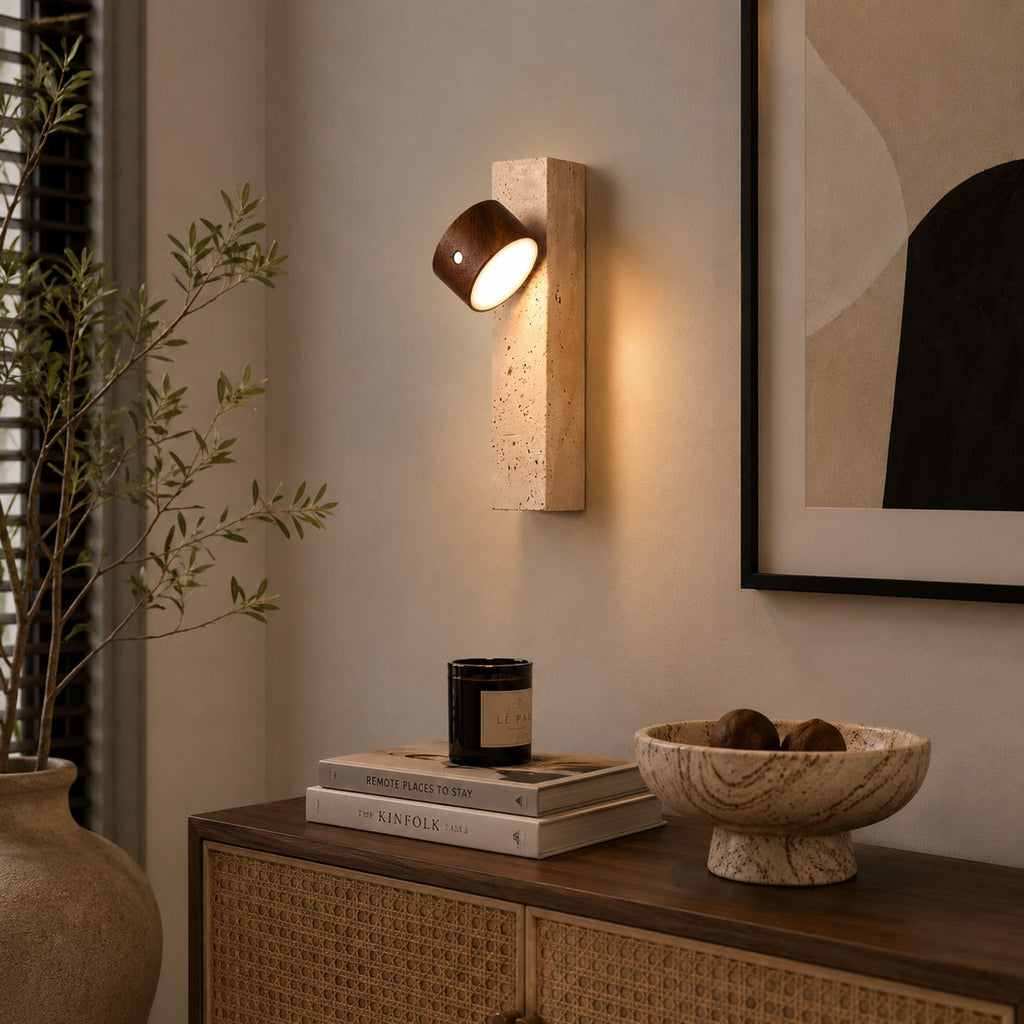 Moderne Holzwandleuchte, verstellbare, USB-betriebene LED-Leuchte mit gelbem Travertinfuß als Wandschandleuchte für Innenräume | ribuella