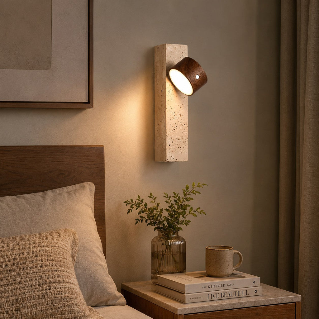 Moderne Holzwandleuchte, verstellbare, USB-betriebene LED-Leuchte mit gelbem Travertinfuß als Wandschandleuchte für Innenräume | ribuella