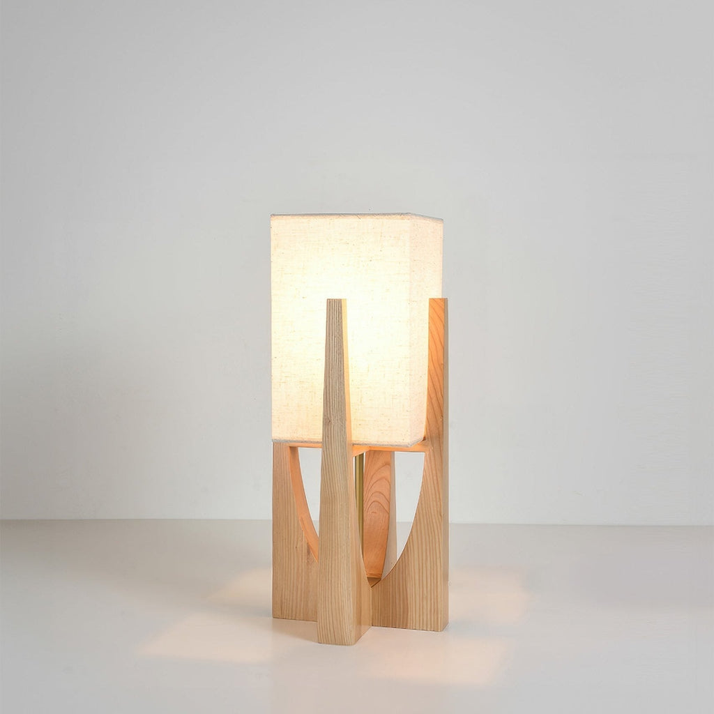 Lampa podłogowa w stylu wabi-sabi z abażurem z tkaniny i drewnianą podstawą