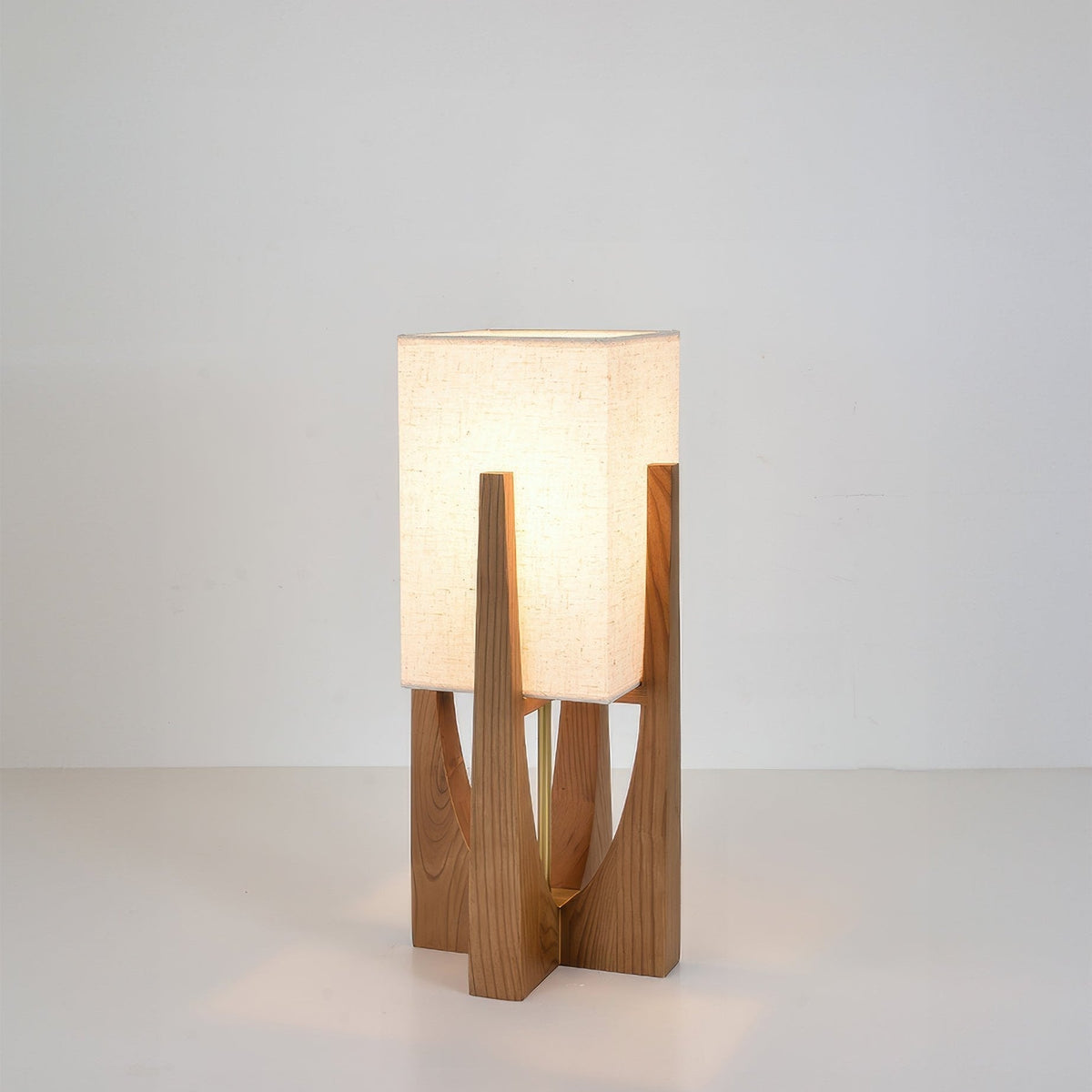 Lampadaire wabi-sabi avec abat-jour en tissu et pied en bois