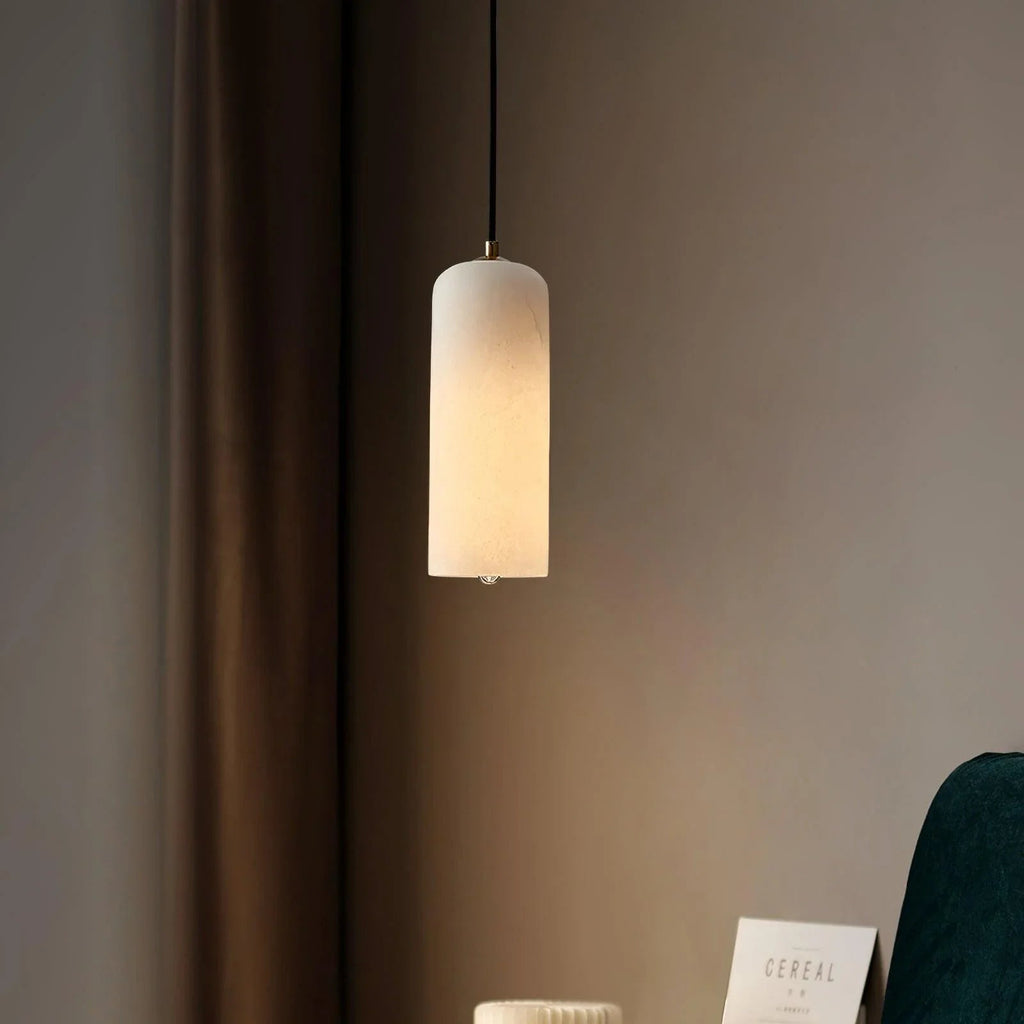 Moderní závěsná LED lampa s alabastrovým stínidlem a povrchovou úpravou z kartáčované mědi pro osvětlení kuchyně | ribuella