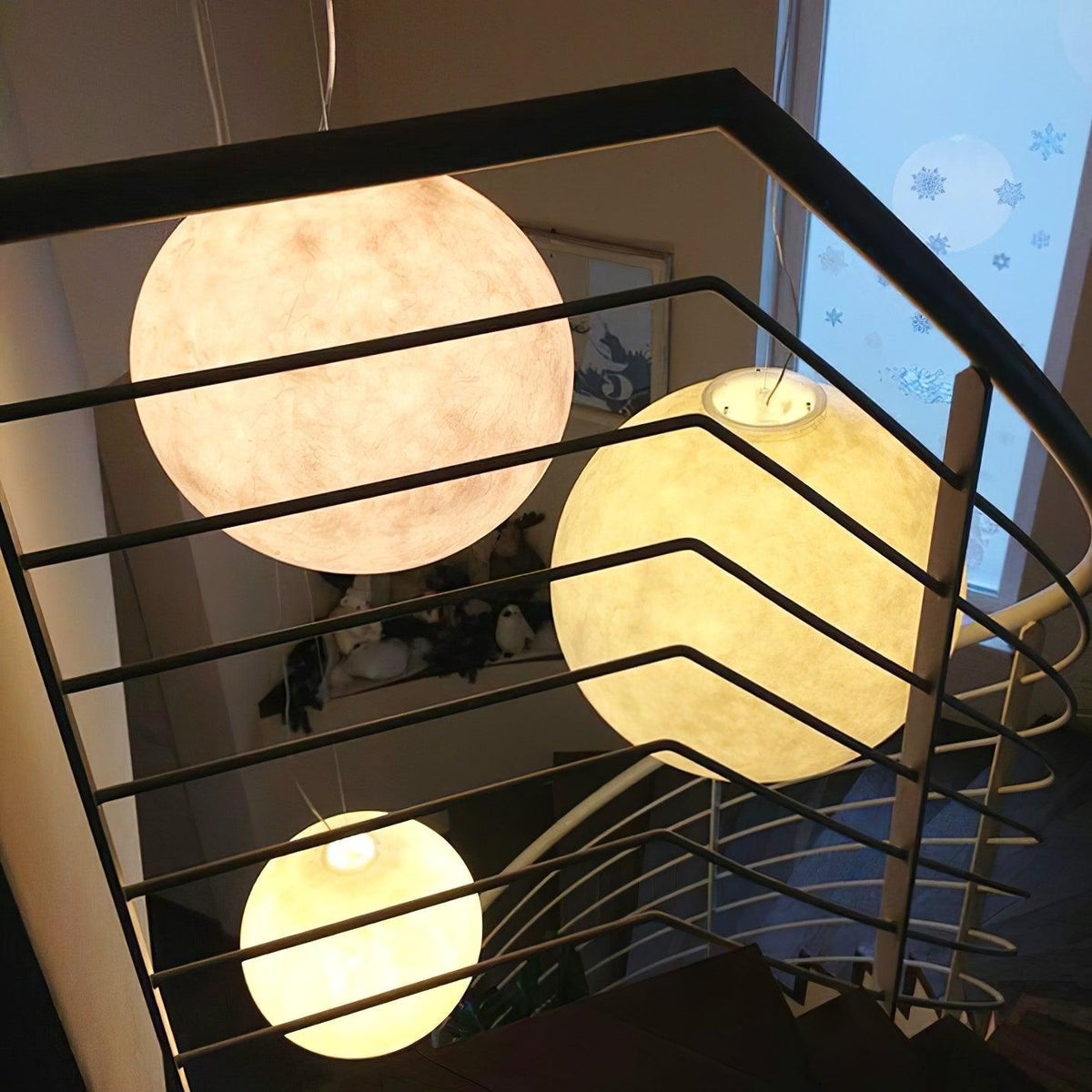 Lunara hvit måneformet pendellampe, størrelser fra 25 til 100 cm