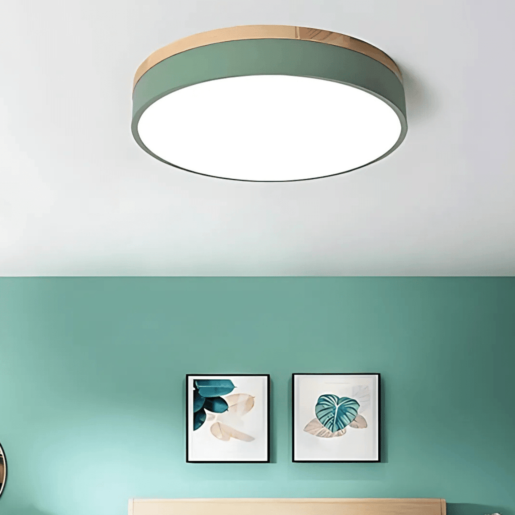 LED-Deckenlampe von SylvaLume mit Holzmaserung und grünem Rand