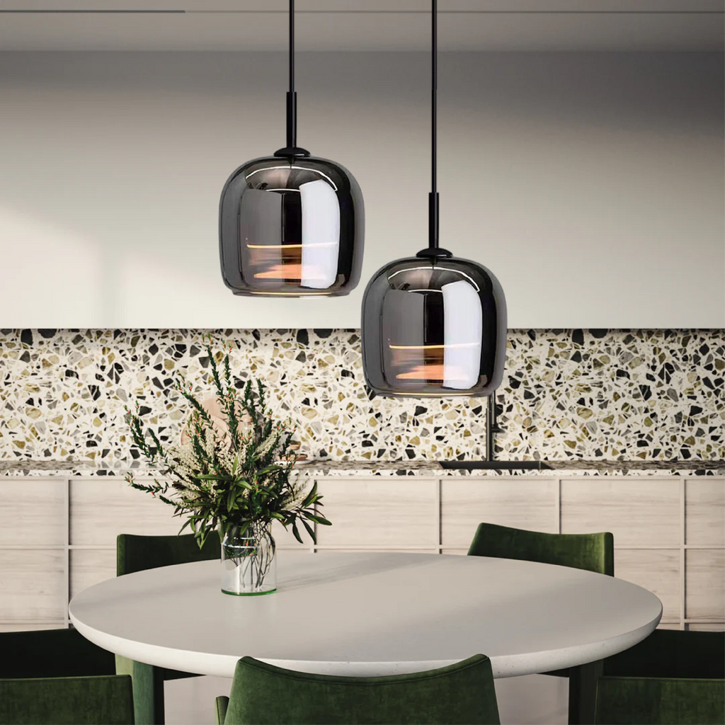Justerbar nordisk pendellampe med mørk glasskærm til loftmontering