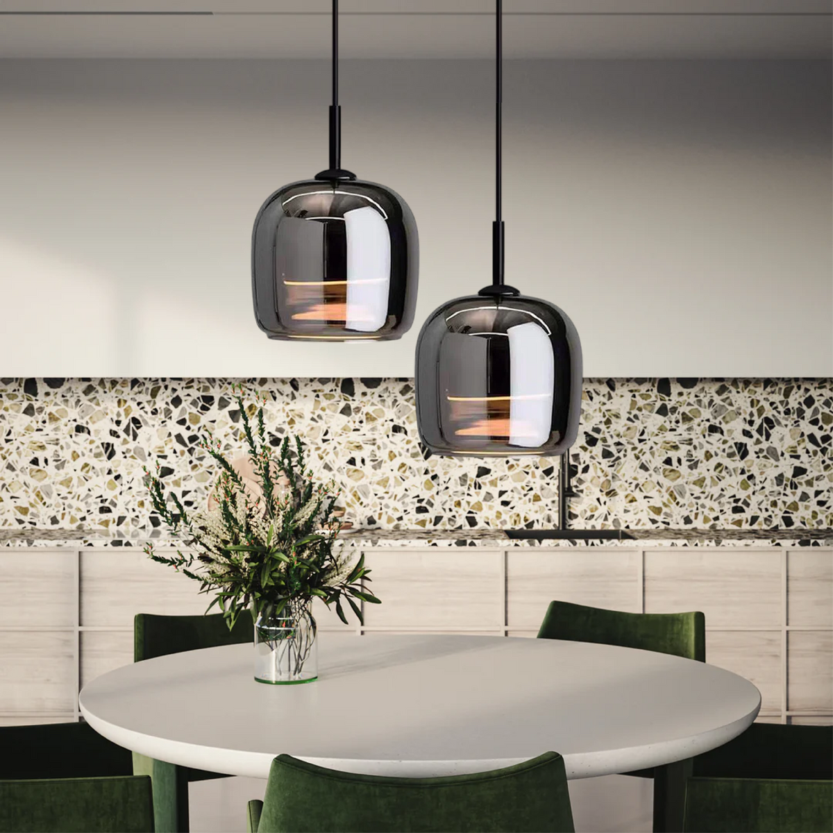 Justerbar nordisk pendellampe med mørk glasskærm til loftmontering