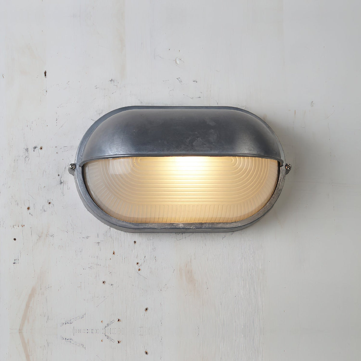 Nowoczesna owalna zewnętrzna lampa ścienna Vorn, wodoodporna, 2 warianty kolorystyczne