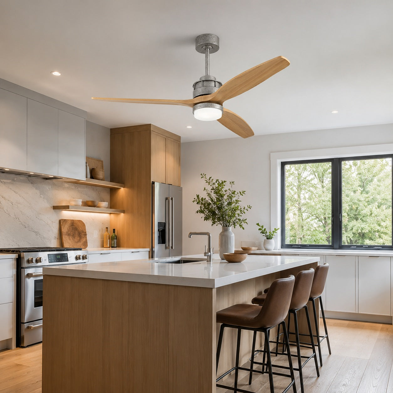 Deckenventilator im nordischen Stil mit Beleuchtung, flacher Montage, Holzflügeln, dimmbarer LED und Fernbedienung | ribuella