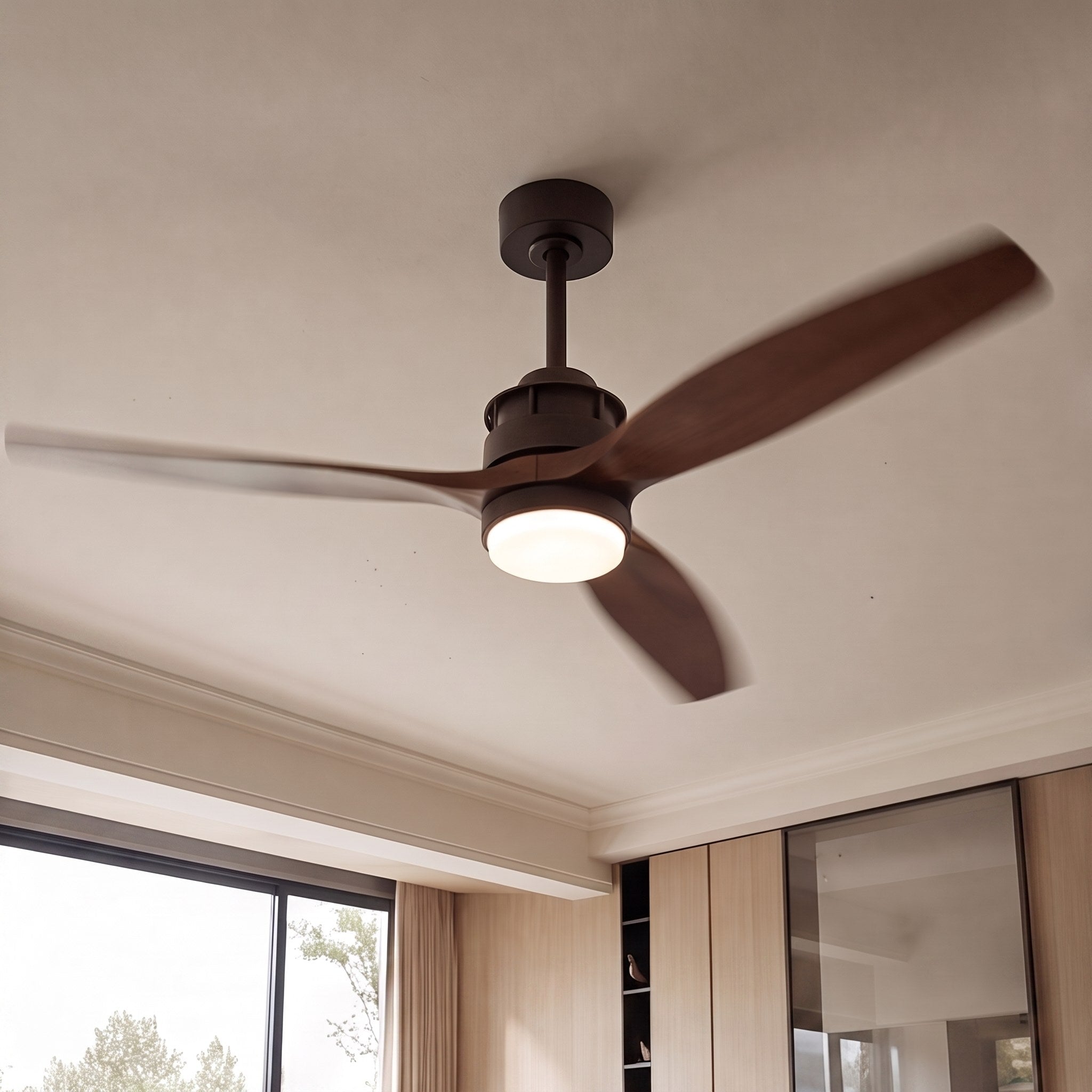 Deckenventilator im nordischen Stil mit Beleuchtung, flacher Montage, Holzflügeln, dimmbarer LED und Fernbedienung | ribuella
