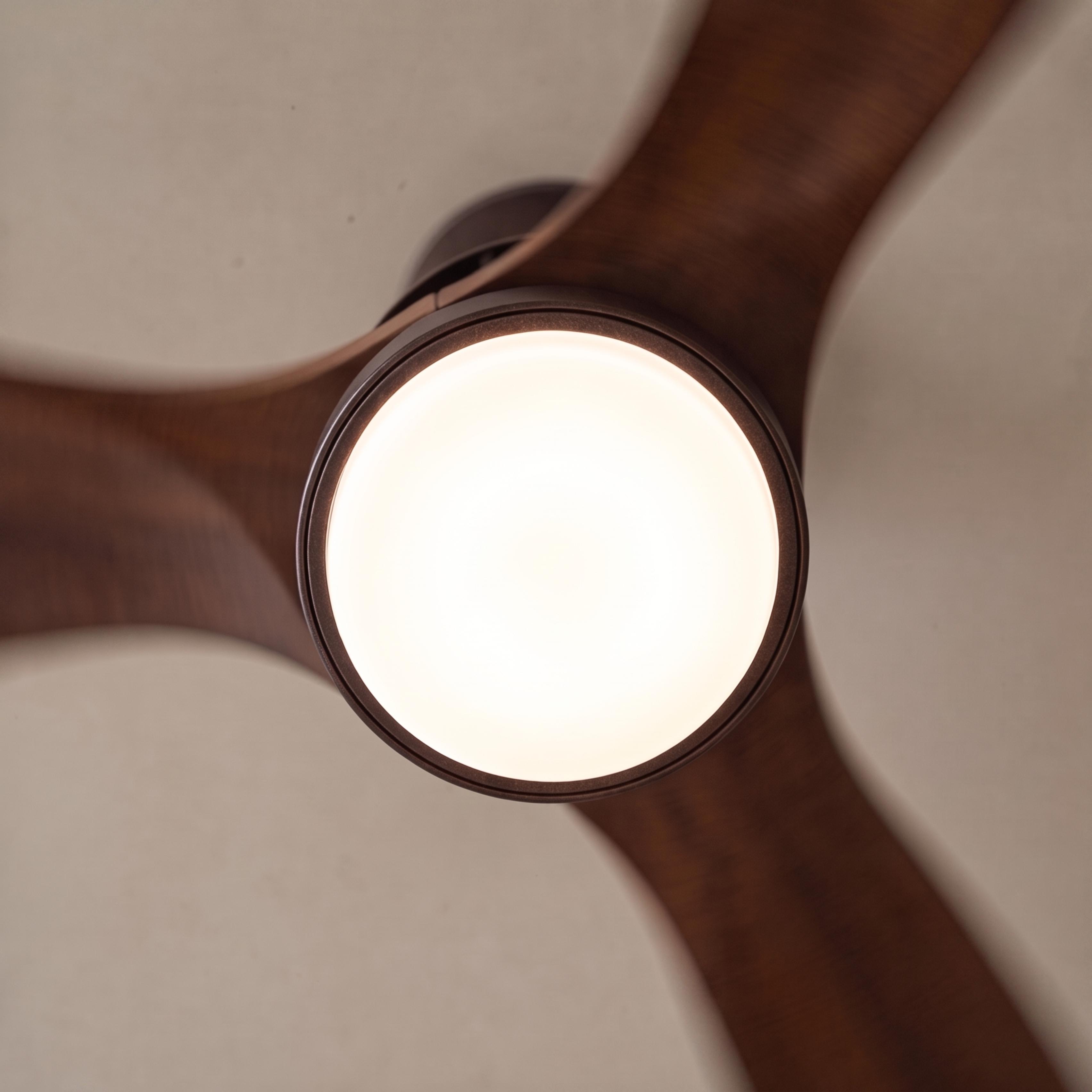 Deckenventilator im nordischen Stil mit Beleuchtung, flacher Montage, Holzflügeln, dimmbarer LED und Fernbedienung | ribuella