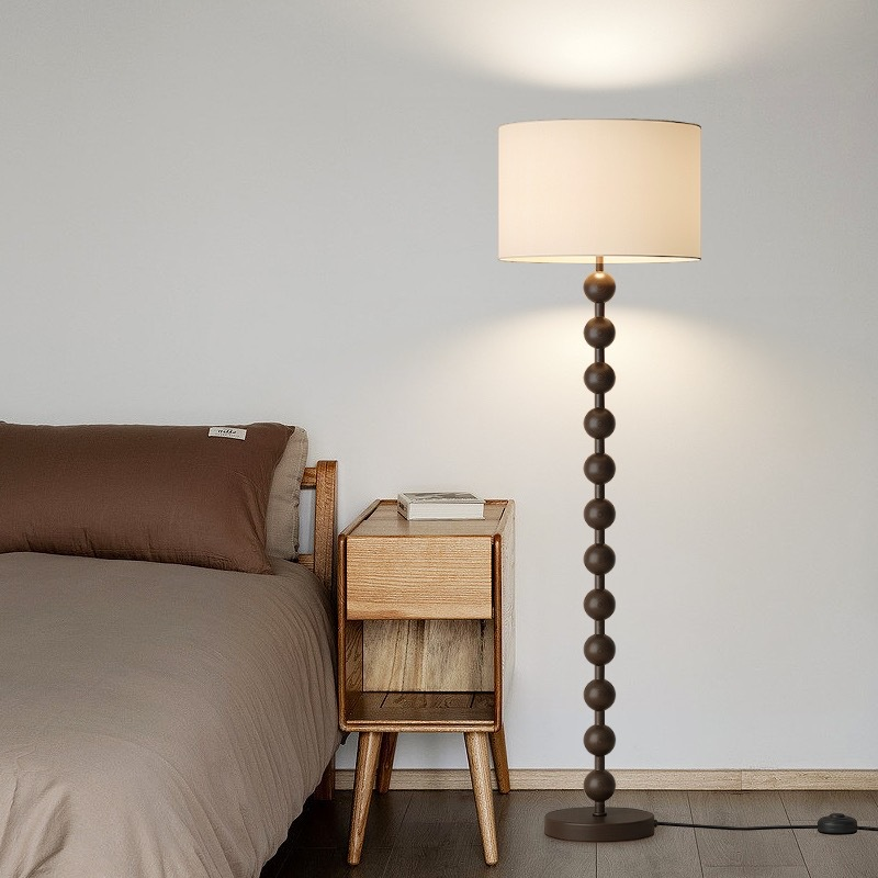Lampadaire Hoshi de style japandi, design en bois et lumière d’ambiance chaleureuse