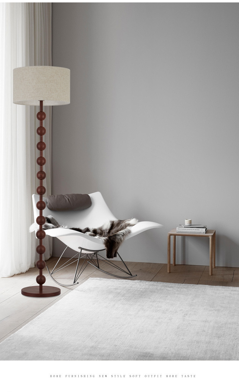 Hoshi Japandi-Stehleuchte im Holzdesign mit warmem Stimmungslicht