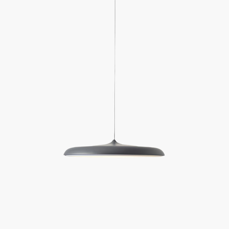 Moderne skandinavisk pendellampe med blødt, diffust LED-lys og rene linjer til loftet
