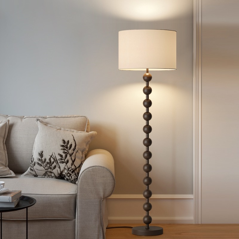 Lampadaire Hoshi de style japandi, design en bois et lumière d’ambiance chaleureuse