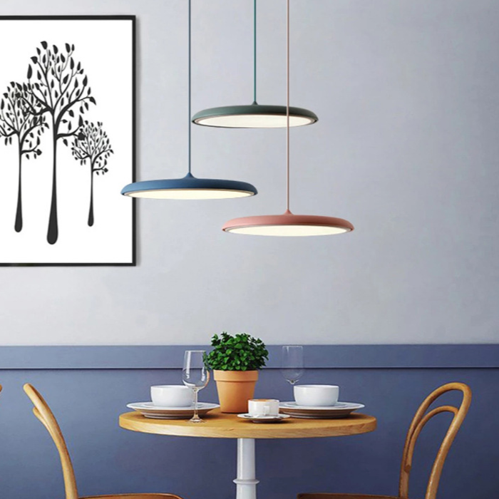 Moderne skandinavisk pendellampe med blødt, diffust LED-lys og rene linjer til loftet