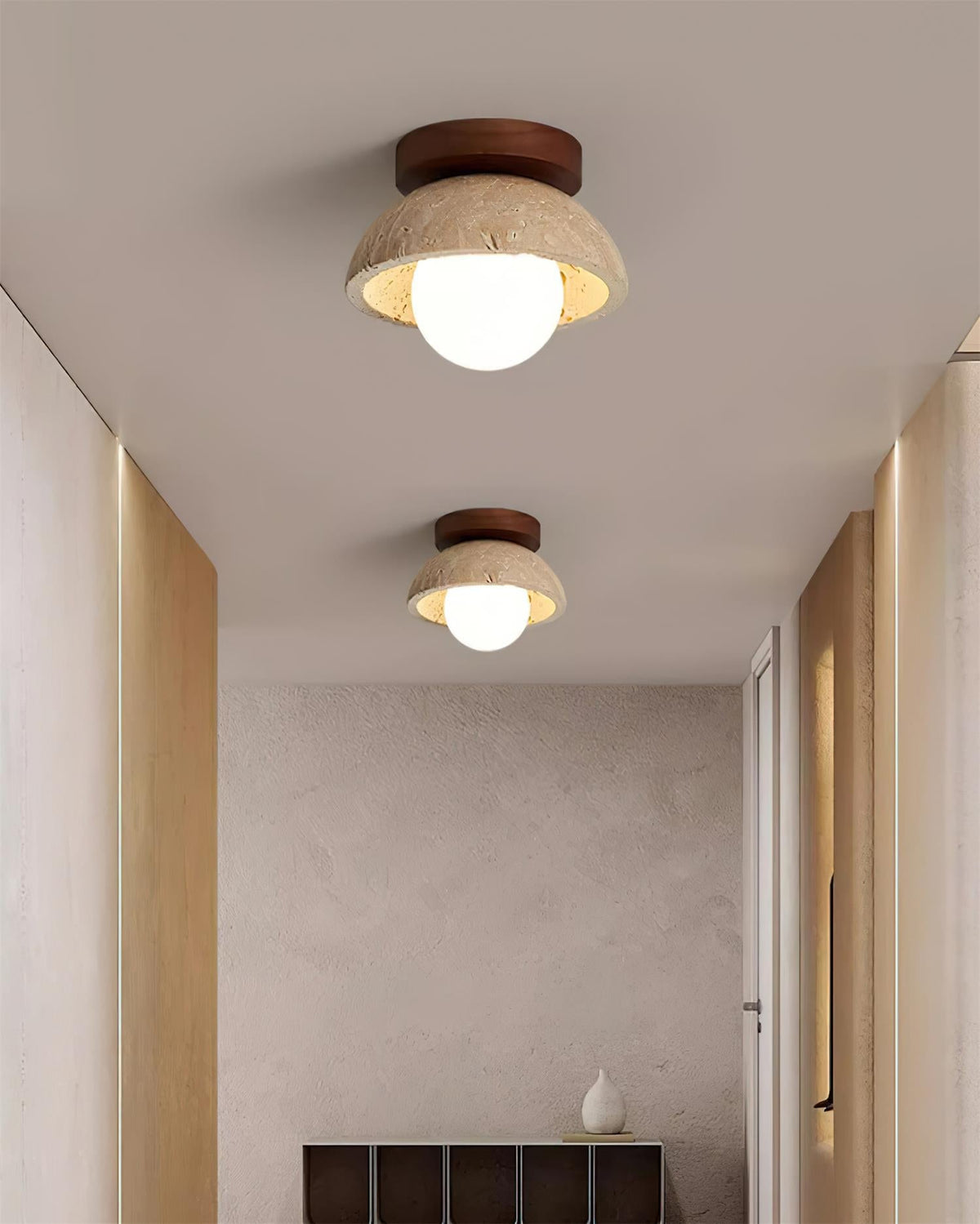 Moderne kompakt loftslampe med raffineret form og blødt varmt skær