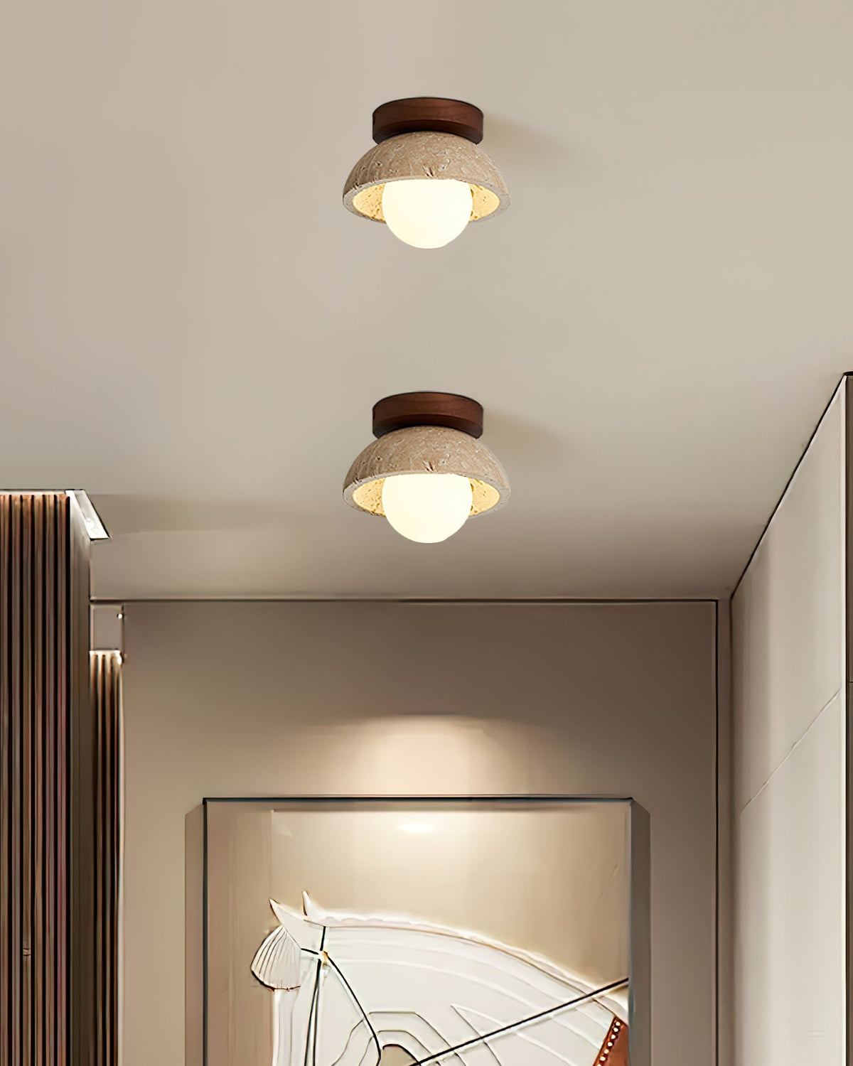 Moderne kompakt loftslampe med raffineret form og blødt varmt skær