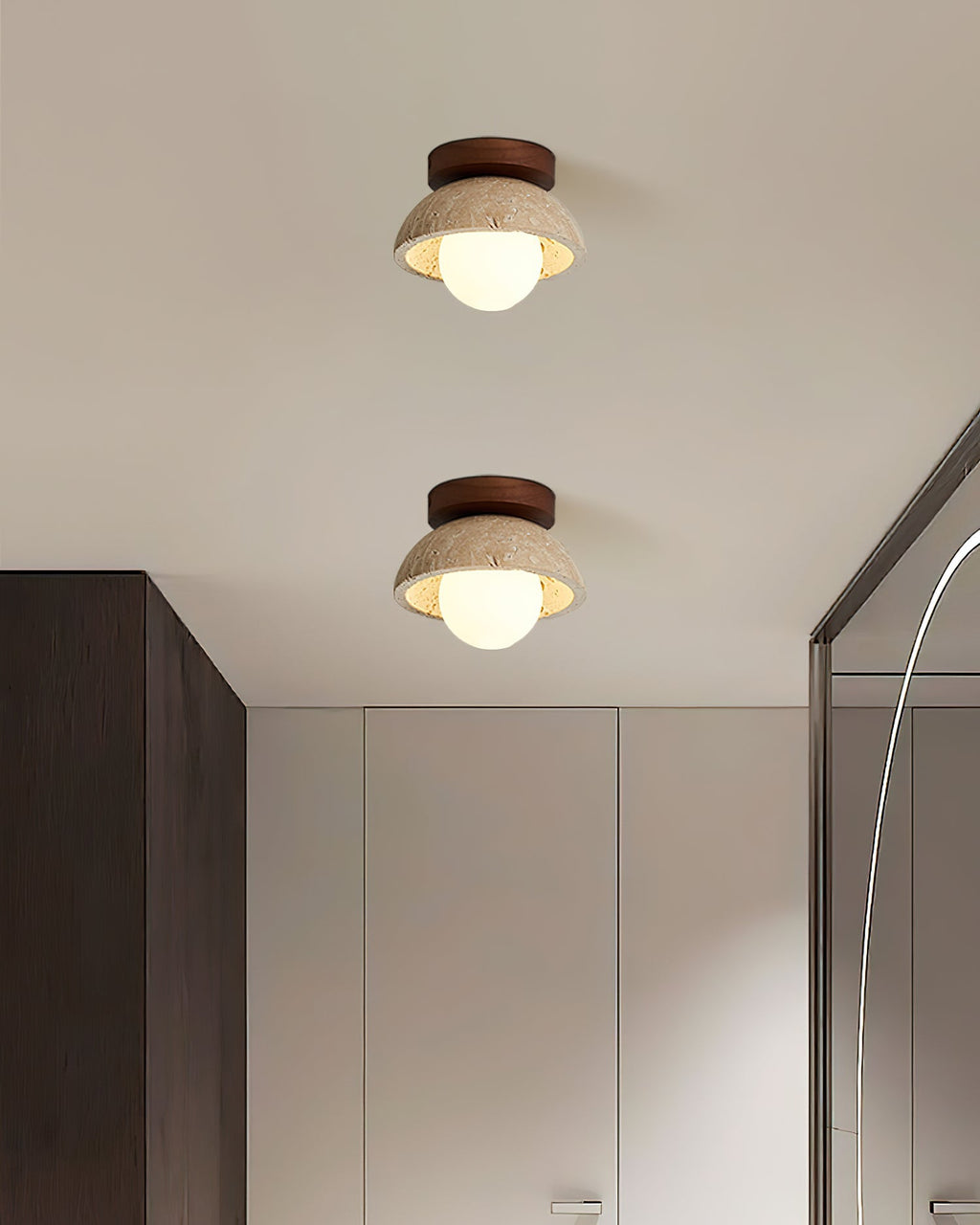 Moderne kompakt loftslampe med raffineret form og blødt varmt skær