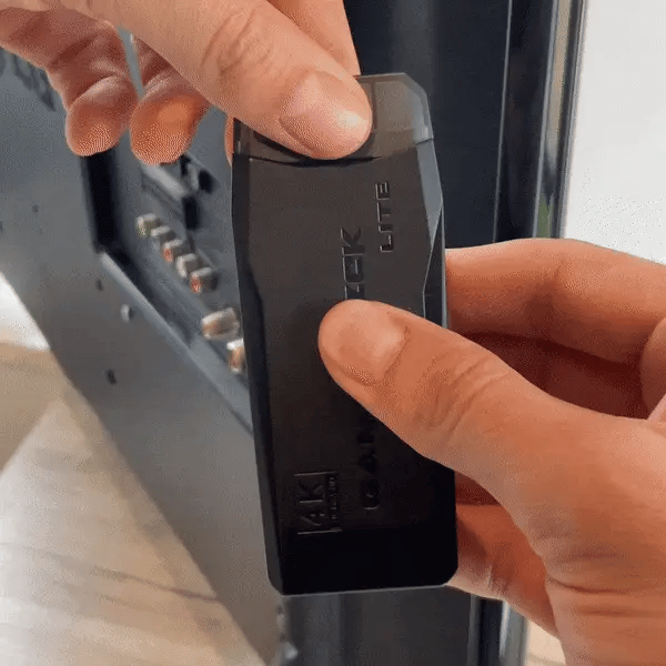 RetroPlay 64-GB-Spielekonsole mit zwei kabellosen Controllern | ribuella