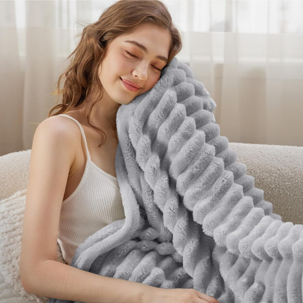 Erhöhte gerippte Kuscheldecke - weiche Plüschstruktur, Überwurf für alle Jahreszeiten
