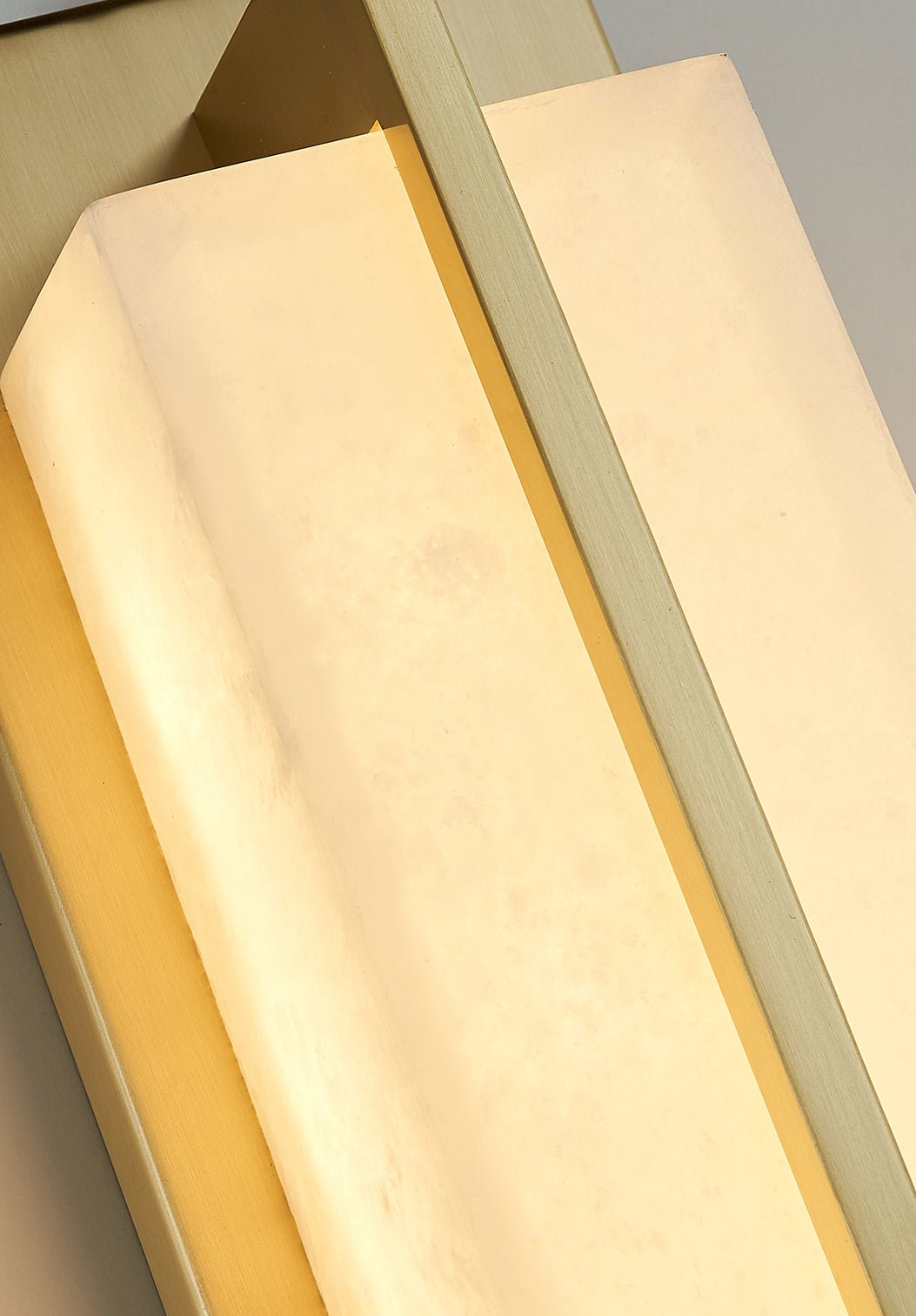 Applique murale Caspian en albâtre et laiton, luminaire à LED intégrée
