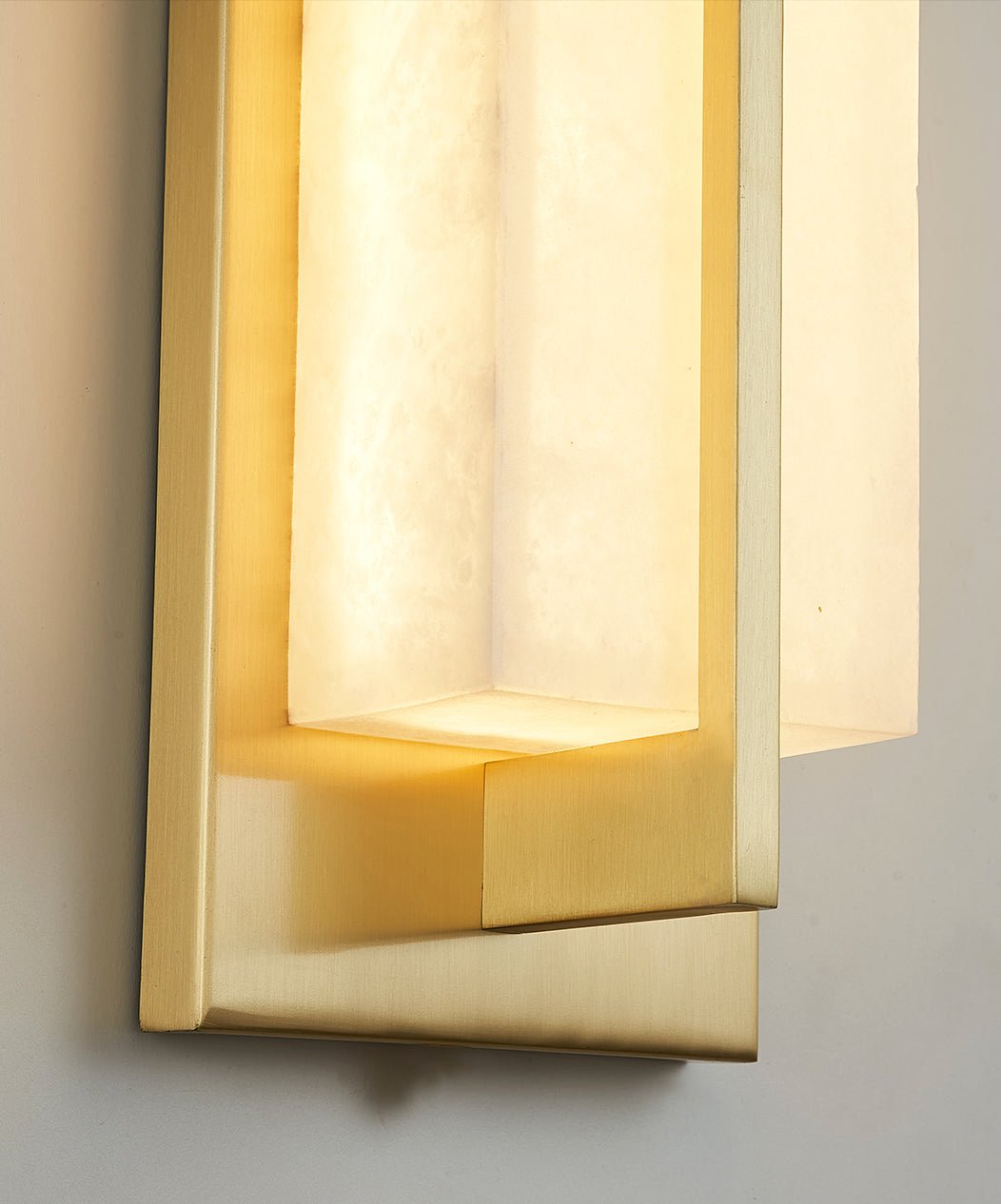 Applique murale Caspian en albâtre et laiton, luminaire à LED intégrée