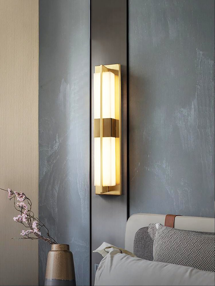 Applique murale Caspian en albâtre et laiton, luminaire à LED intégrée