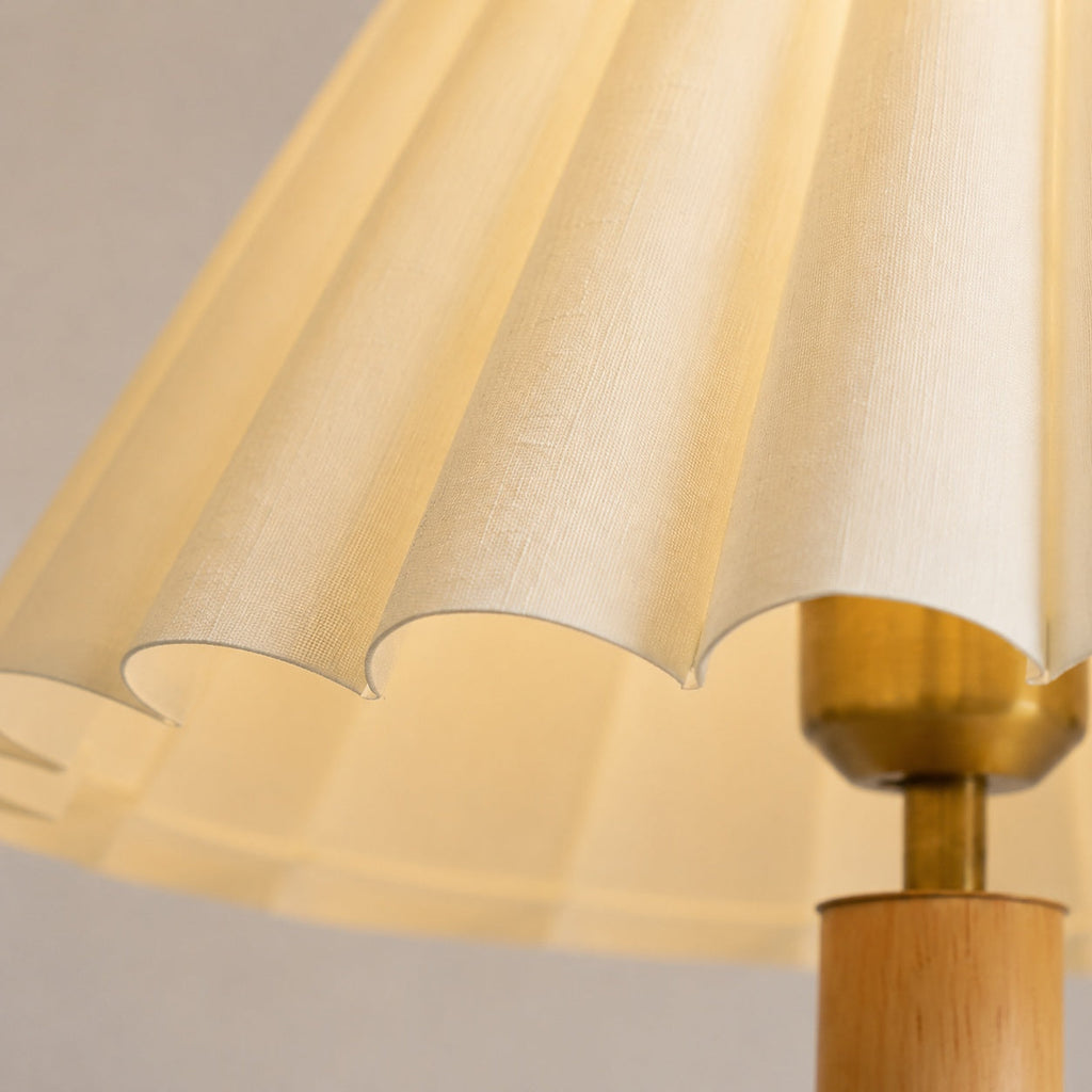 Lámpara de mesa retro con base cilíndrica de madera y pantalla de tela plisada para dormitorio o escritorio | ribuella