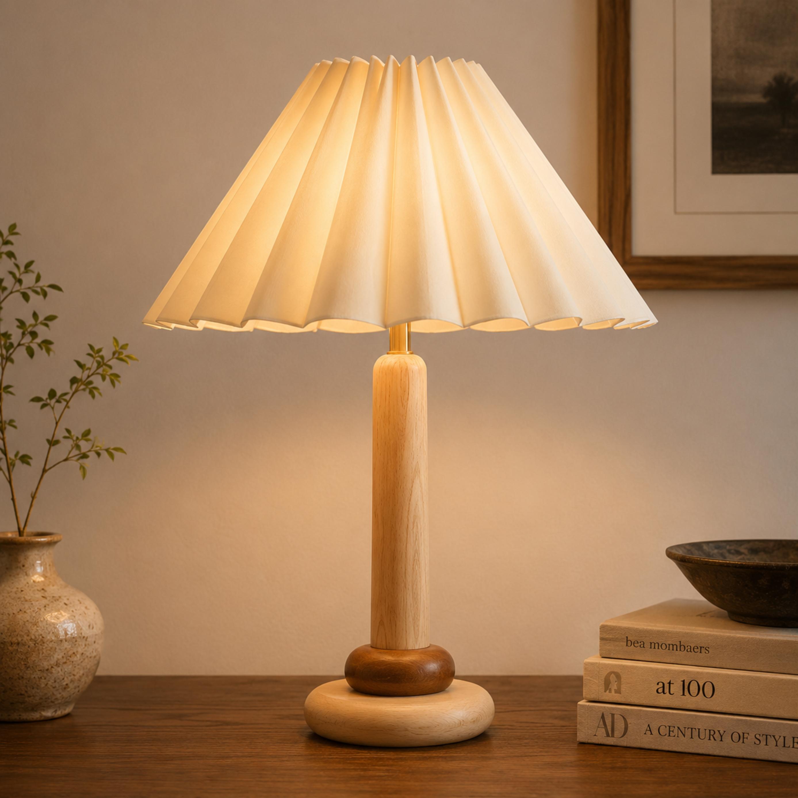 Lámpara de mesa retro con base cilíndrica de madera y pantalla de tela plisada para dormitorio o escritorio | ribuella