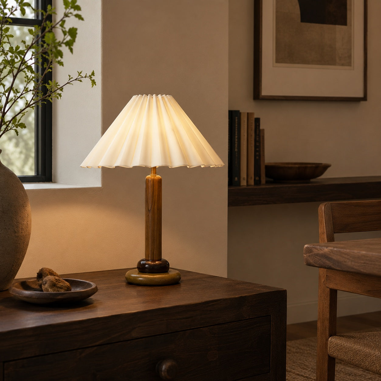 Lámpara de mesa retro con base cilíndrica de madera y pantalla de tela plisada para dormitorio o escritorio | ribuella