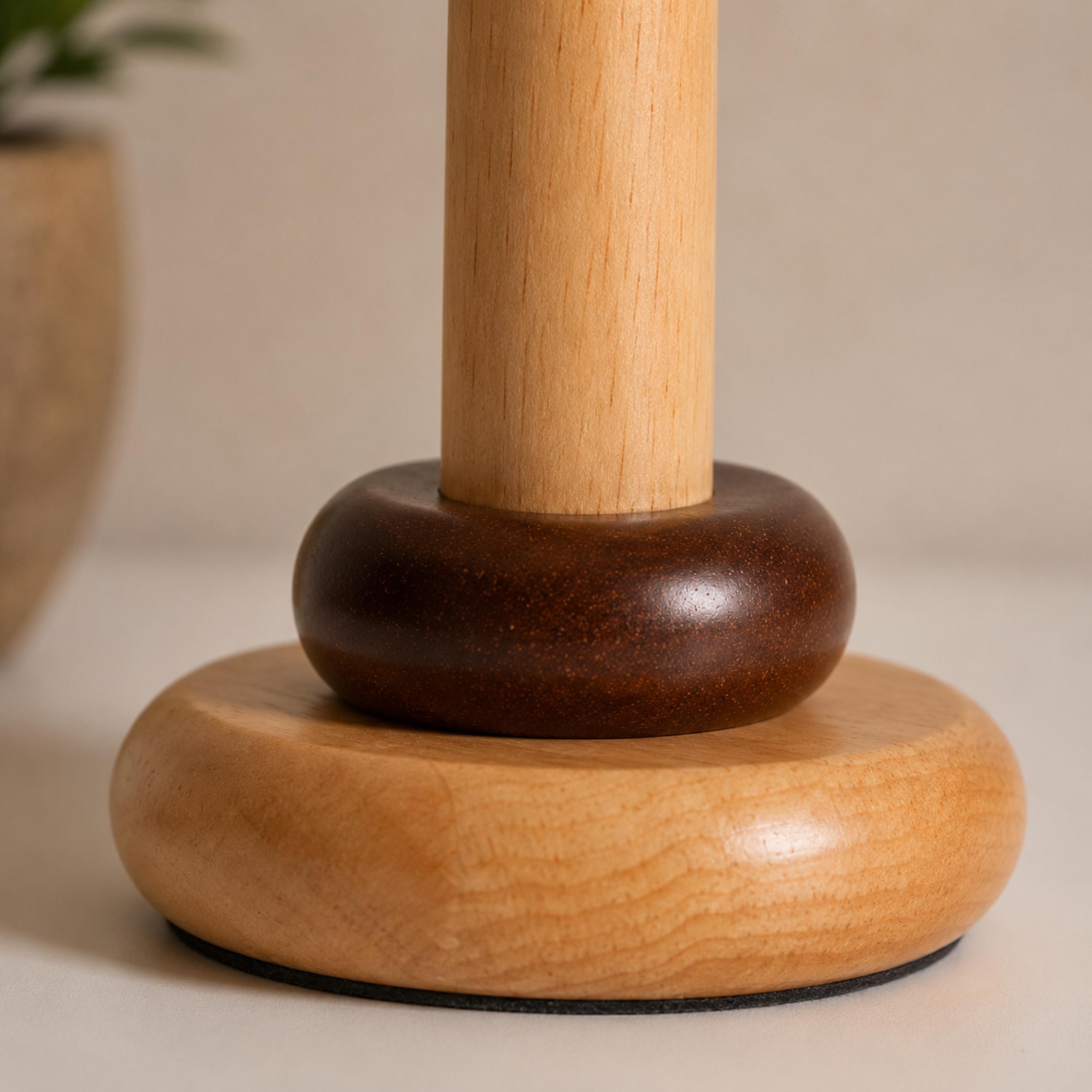 Lámpara de mesa retro con base cilíndrica de madera y pantalla de tela plisada para dormitorio o escritorio | ribuella
