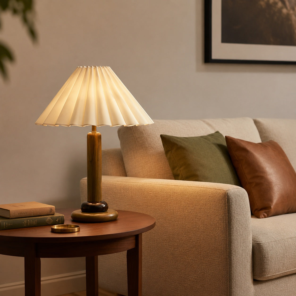 Lámpara de mesa retro con base cilíndrica de madera y pantalla de tela plisada para dormitorio o escritorio | ribuella