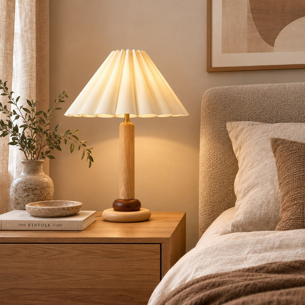 Lámpara de mesa retro con base cilíndrica de madera y pantalla de tela plisada para dormitorio o escritorio | ribuella