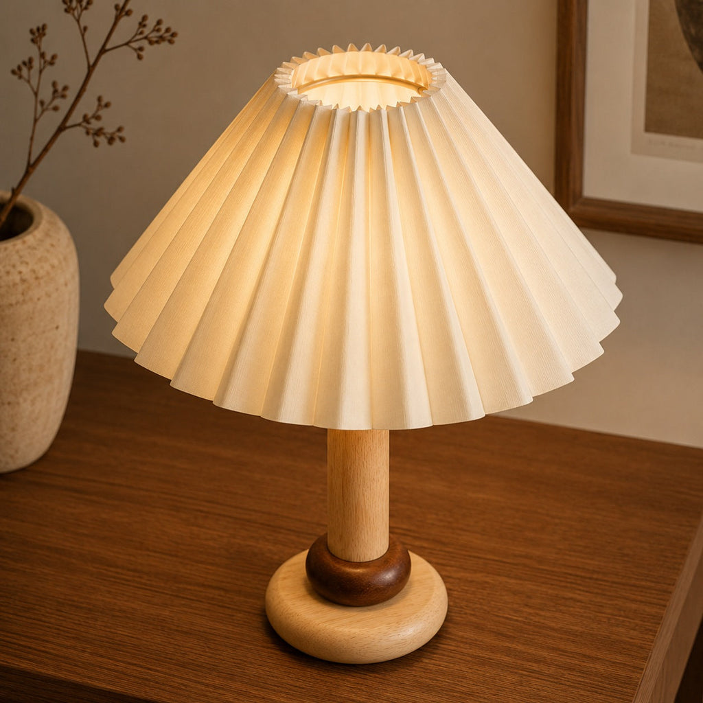 Lámpara de mesa retro con base cilíndrica de madera y pantalla de tela plisada para dormitorio o escritorio | ribuella