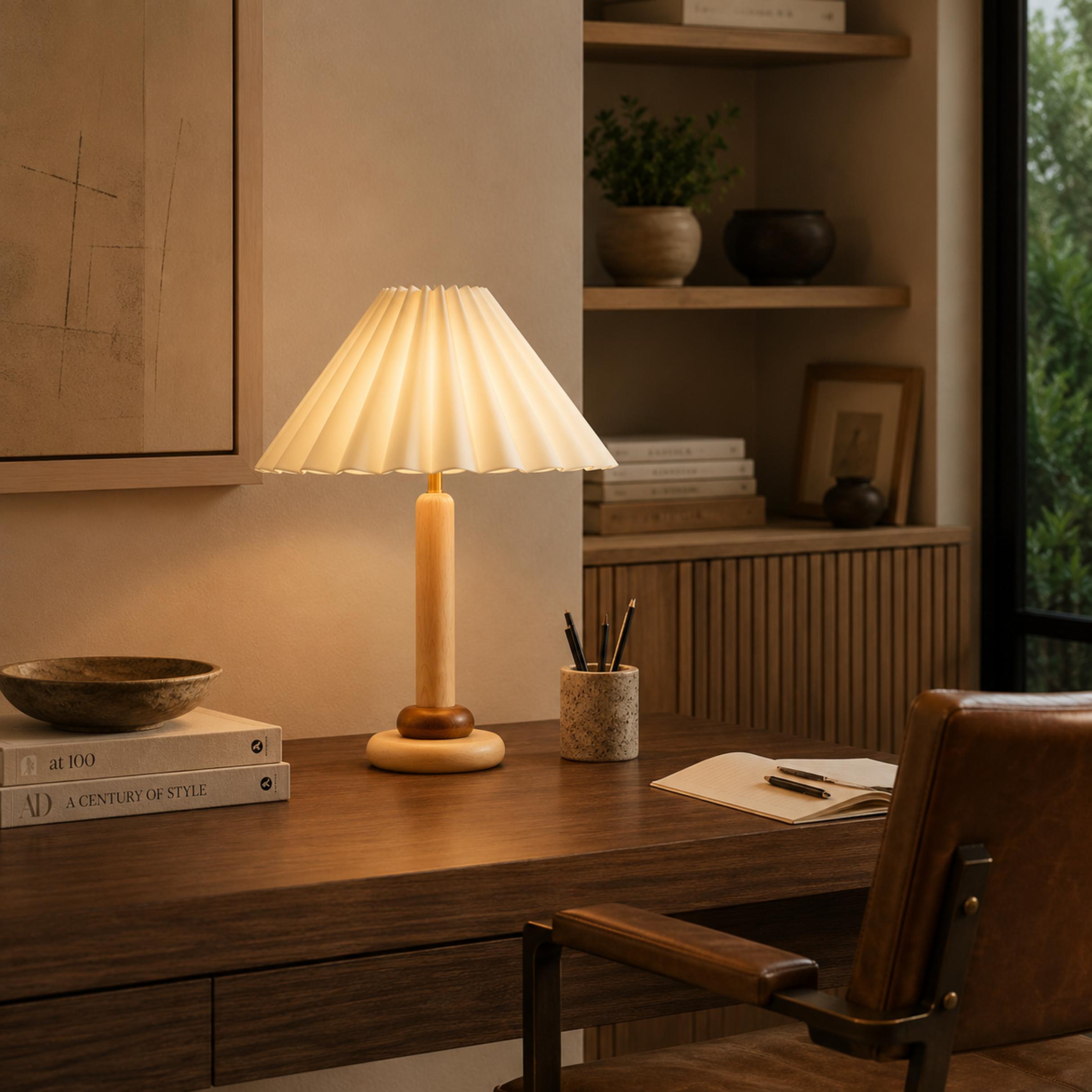 Lámpara de mesa retro con base cilíndrica de madera y pantalla de tela plisada para dormitorio o escritorio | ribuella