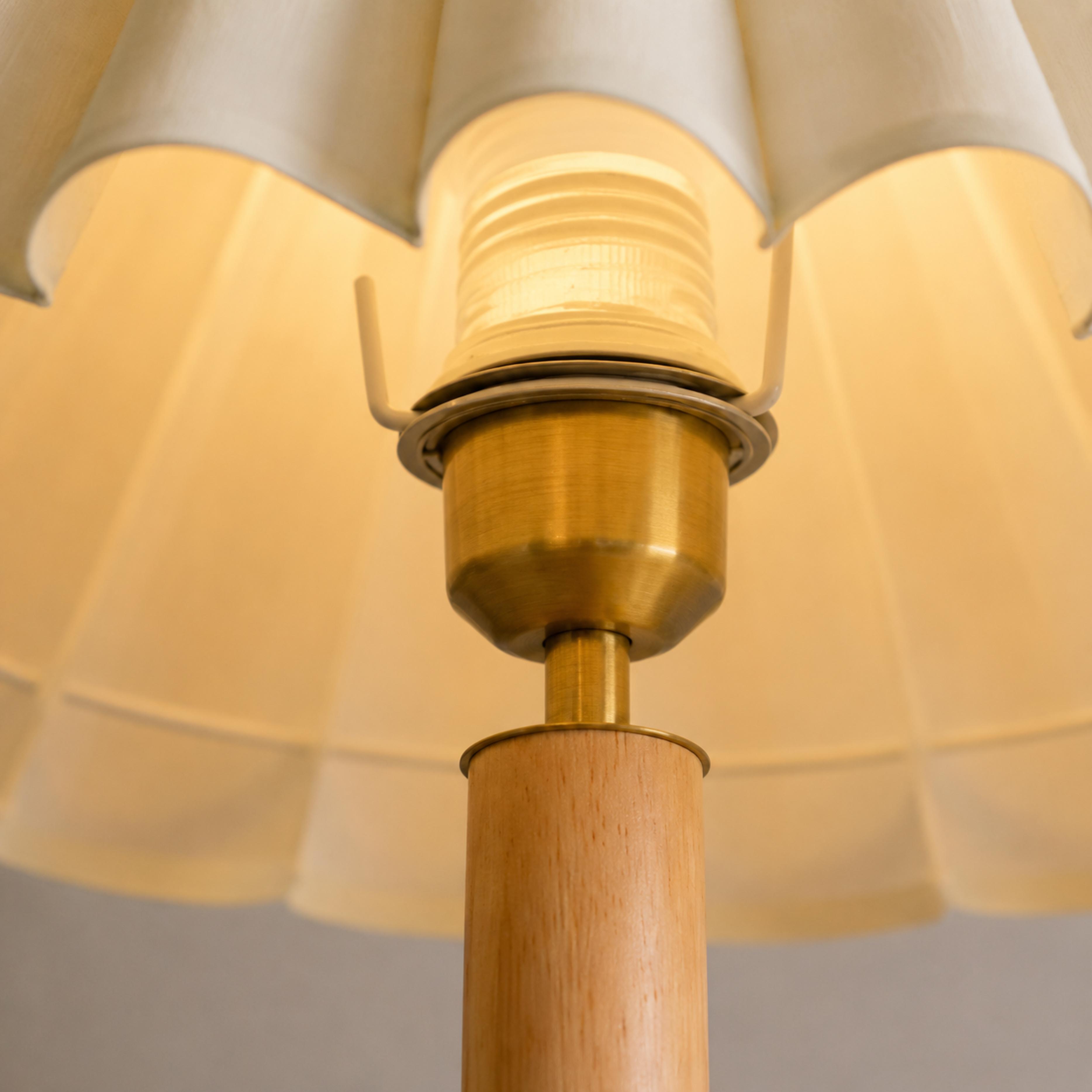 Lámpara de mesa retro con base cilíndrica de madera y pantalla de tela plisada para dormitorio o escritorio | ribuella